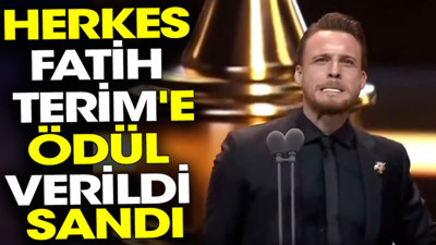 Herkes Fatih Terim'e ödül verildi sandı. Kerem Bürsin'in Altın Kelebek'teki mimikleri olay oldu