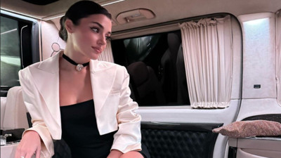 Hande Erçel'in minibüs pozlarına beğeni yağdı