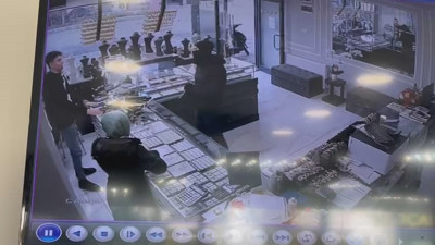 Saniyeler içerisinde kuyumcuyu soydu. 24 saat geçmeden yakalandı