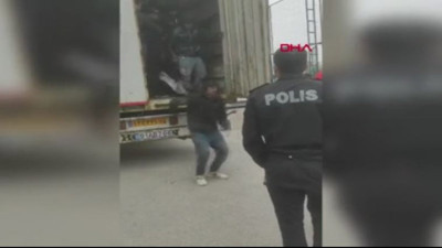 TIR'ın dorsesinden 61 kaçak göçmen çıktı. 2’si kaçmaya çalıştı
