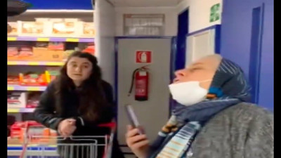 Yaşlı kadın ile gencin kavgası: "Osmalı toprakları burası" vs. "Türkiye Cumhuriyeti burası"