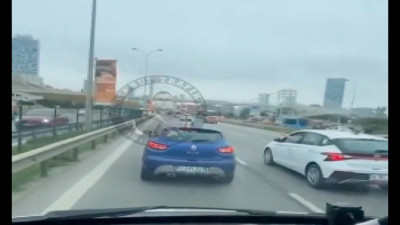 Israrla ambulansa yol vermeyen sürücü tepki topladı