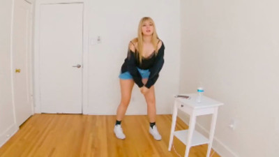 Dans ederken odasına bir anda devasa yılan girdi