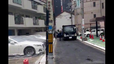 Yol çalışmasında park halindeki araçlar zarar görmesin diye işçiler araçların üstünü kapattı