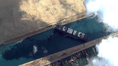 Süveyş Kanalı'nda konteyner gemisi köprüye çarptı