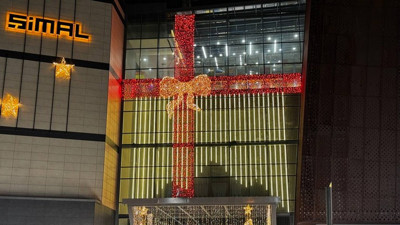 AVM'nin yılbaşı süslemeleri Rize'yi karıştırdı. 'Haç'a benzetildi