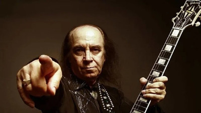 Erkin Koray'ın mezar taşına yazılan yazı dikkat çekti. Kızı ilk kez paylaştı