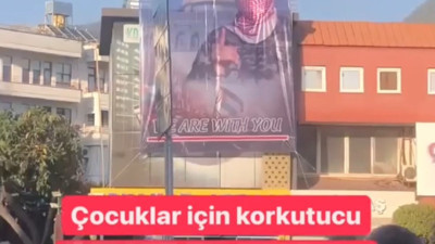 Hamas sözcüsünün afişi Alanya'yı karıştırdı. Halk tepki gösterdi