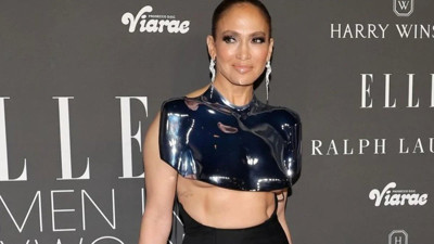Jennifer Lopez kıyafeti ile gala gecesine damga vurdu