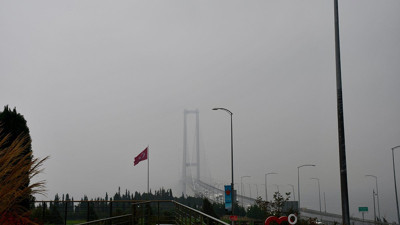 Sis bastırdı. Osmangazi Köprüsü adeta görünmez oldu