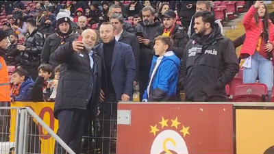Tribünde bir anda ortaya çıktı. Galatasaraylılar fotoğraf çektirmek için yarıştı