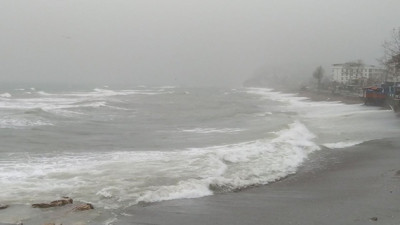 Akçakoca'da dev dalgalar. Boyu 4 metreye ulaştı