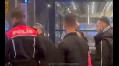 Türk polisine tokat atan kahve protestocusu