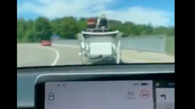 Faytonla karşılaşan Tesla'nın kafası karıştı