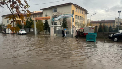 Kahramanmaraş’ta cadde ve sokaklar göle döndü. Okulda mahsur kalan öğrencileri itfaiye kurtard