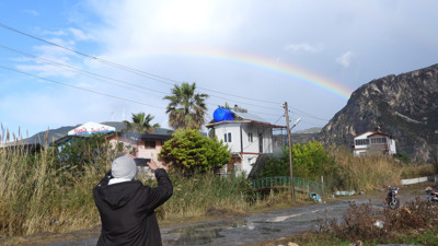 Gökyüzüne bakan telefonuna sarıldı. Görsel şölen mest etti