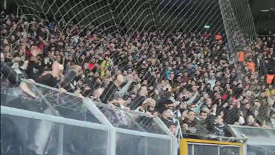 Beşiktaş tribünü tezahürata girince Fenerbahçe taraftarı izlemekle yetindi