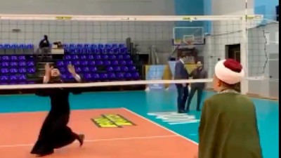 Bir imam ve bir papaz bir araya gelip voleybol oynadı