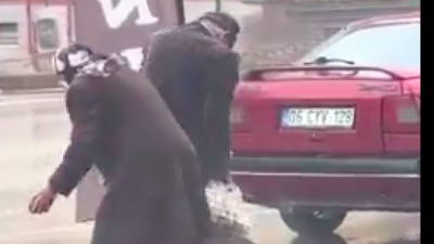 Yaşlı çiftin sevgi dolu anları...