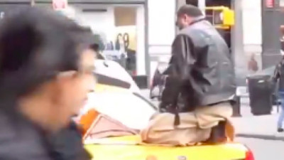 Taksinin üzerinde namaz kıldı