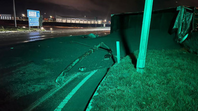 Kum yüklü tır devrildi. Facia kıl payı atlatıldı