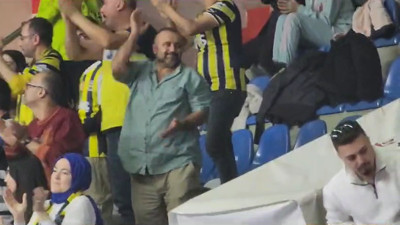 Maçı büyük bir heyecanla izledi. Kaçan sayılara verdiği tepki gündem oldu
