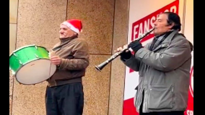 Gurbetçiler Davul-Zurna İle Jingle Bells Çaldı!