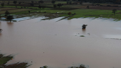 Yağışların ardından tarım arazisinde yapay gölet oluştu