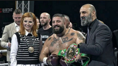 Şener Üşümezsoy'un öğrencisinin çalıştırdığı Umut Camkıran rakibini yere serdi. 20 maç 20 galibiyet 19 nakavt