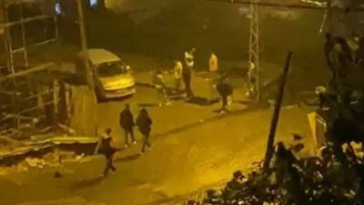 Gençler sokak ortasında eğlencesine havaya ateş açtı