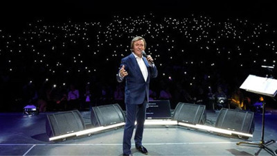 Erol Evgin Başkenti ısıttı. Buz gibi havaya rağmen konser salonu tıklım tıklımdı