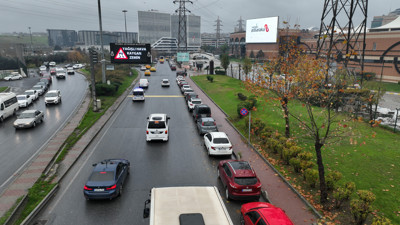 İstanbul'da otoparklar boş kaldı yollar otopark oldu. Fiyatı duyan hatalı park cezasına razı oluyor