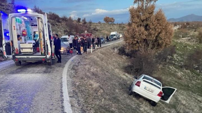 Manisa'da iki otomobil çarpıştı: 1'i çocuk 8 kişi yaralandı
