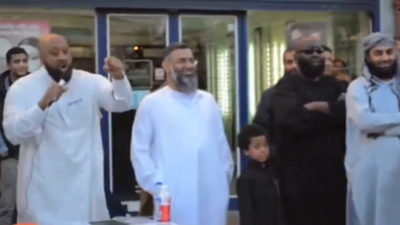 Tekbir getirip 'şeriat' diye bağırdılar. Polisler şaşkınlıkla izledi