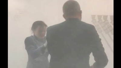 Aşırı Sağcı Milletvekilinden Şok Edici Provokasyon: Yahudi Mumlarını Yangın Tüpüyle Söndürdü!