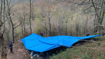 Jandarma 30 metrelik çukurda suçüstü yaptı. Kaçak kazı yapan 10 kişi yakalandı