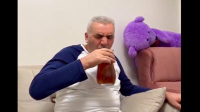 Pratik Çözüm: Sürekli Çay İsteyen Baba, Devasa Çay Bardağıyla Şaşırtıcı Bir Çözüm Buldu