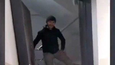 Binanın Yangın Merdiveni Kapısı Ayarı Tutmadı! İşçiler Yaptıkları Esprilerle Güldürdü