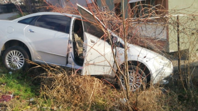 Otomobil istinat duvarına asılı kaldı
