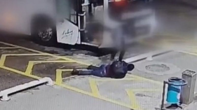 Muavin otogarda yolcuyu tekme tokat dövdü