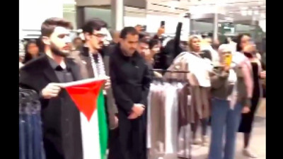 Zara Nişantaşı şubesinde protesto: Aşağılıkça yaptığınız PR çalışmanız için size yeni fikirler sunmaya geldik...