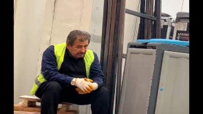 Fabrika emekçisi olan yorgun babasının videosu sosyal medyada gündem oldu. "Uyusam geçer"
