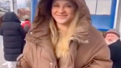 Yaşından başından utanmadan hem genç kadını süzdü hem dudaklarını yaladı