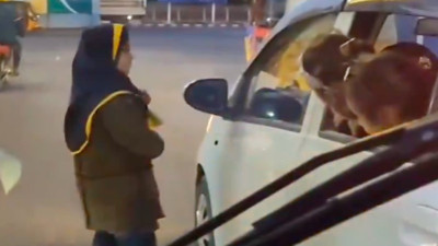 Cam silen çocuk ile arabadaki çocukların aynı kareye girdiği video yürek parçaladı