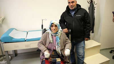 Köpek terörü bitmiyor. Başıboş köpekler yolda yürüyen Medine teyzeye saldırdılar