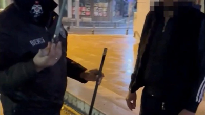 Suriyelinin üzerinden baston görünümlü kılıç çıktı. ‘Çocuk istismarı’ suçundan arandığı ortaya çıktı