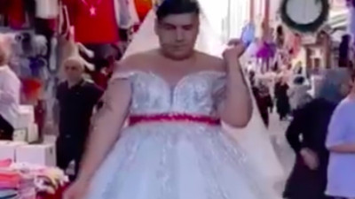 Acaba daha neler göreceğiz? Genç bir erkek gelinlik giyip çarşıda gezdi...