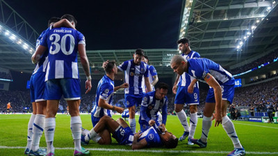 Şampiyonlar Ligi'nde oğlunu oyuna aldı. Saniyeler sonrasında 5. golü attı