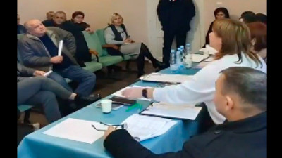 Ukrayna'da bir milletvekili Keretskovsky Köyü meclis binasında üç el bombası patlattı