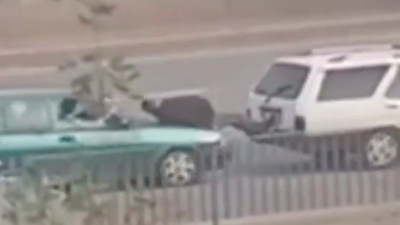 Başka ülkede göremezsiniz! Yolda kalan aracı başka bir aracın kaputuna uzanıp trafikte ayaklarıyla itti